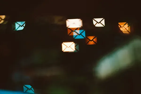 Icônes d'emails flottantes illustrant une tentative de phishing et menaces cybersécurité