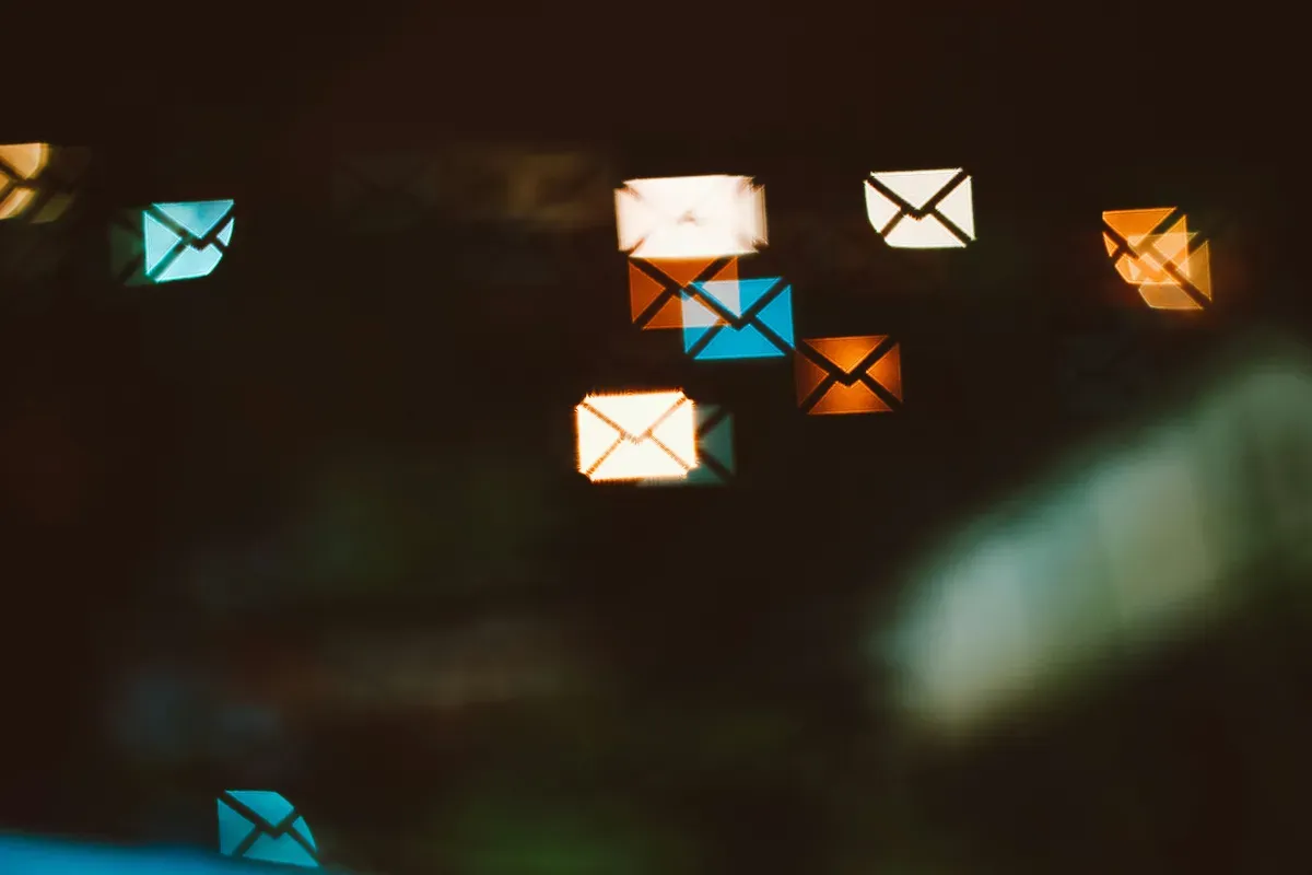 Icônes d'emails flottantes illustrant une tentative de phishing et menaces cybersécurité