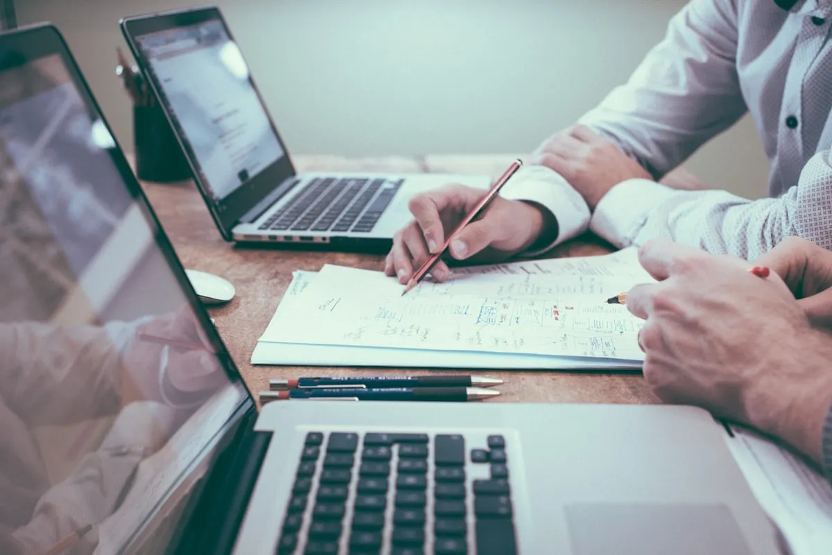 Documents de conformité RGPD et audit informatique sur bureau professionnel